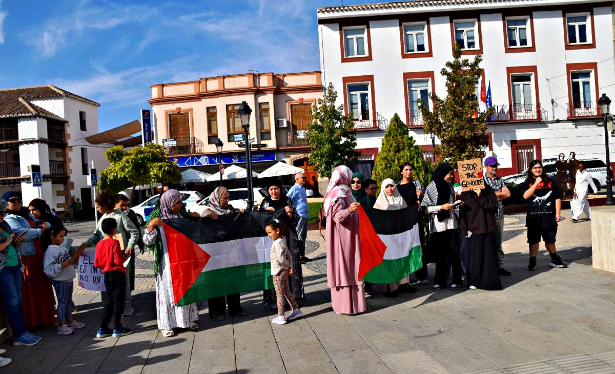 Tomelloso alza la voz por Palestina en una concentración que denuncia el “genocidio en Gaza”