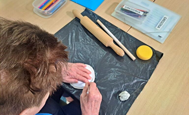 El Centro de Día San Rafael celebra el Día Internacional de las Personas Mayores con un taller de arcilla