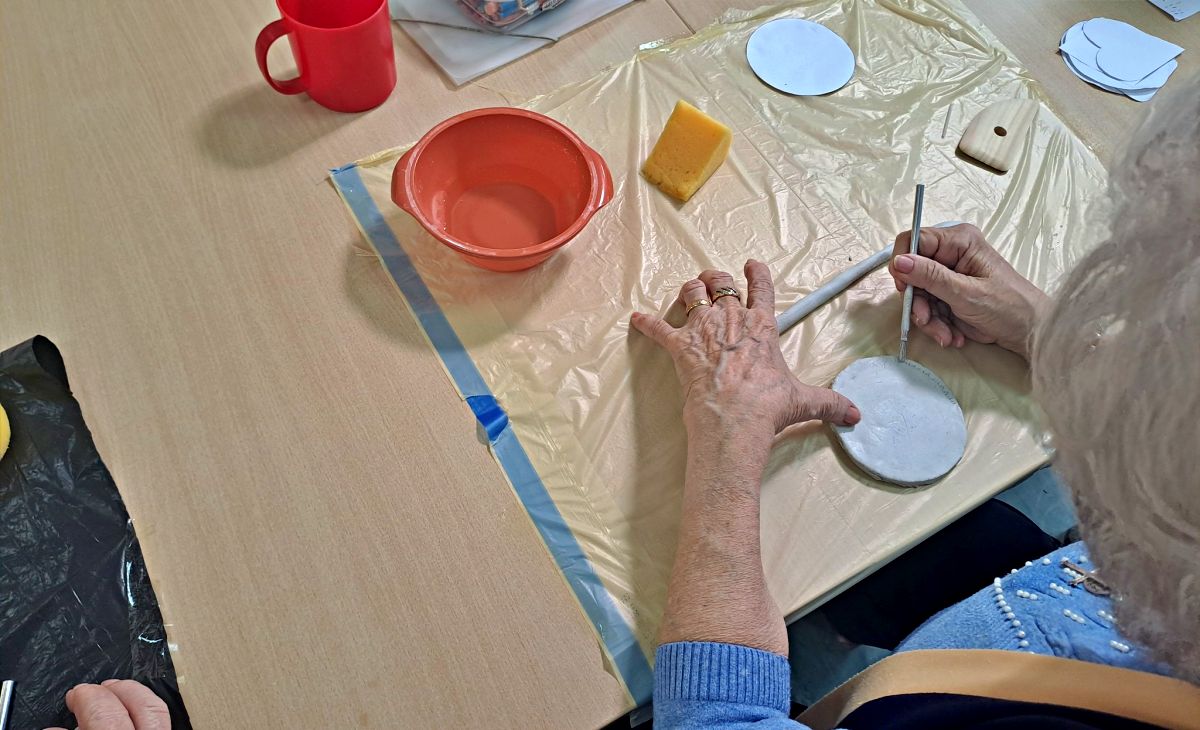 El Centro de Día San Rafael celebra el Día Internacional de las Personas Mayores con un taller de arcilla