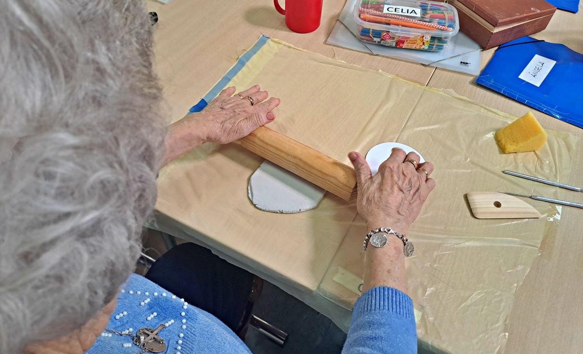 El Centro de Día San Rafael celebra el Día Internacional de las Personas Mayores con un taller de arcilla