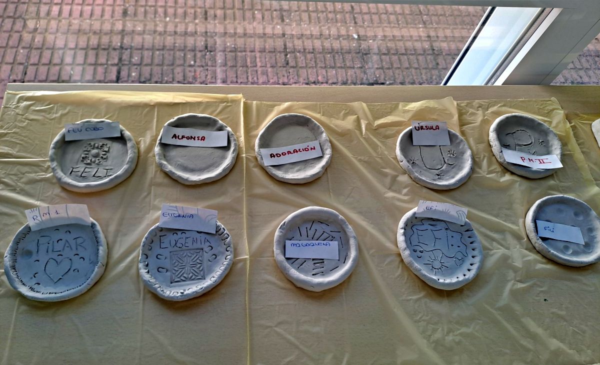 El Centro de Día San Rafael celebra el Día Internacional de las Personas Mayores con un taller de arcilla