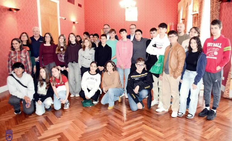 El alcalde de Tomelloso recibe a los participantes del programa educativo “El Cónclave de los Sabios”