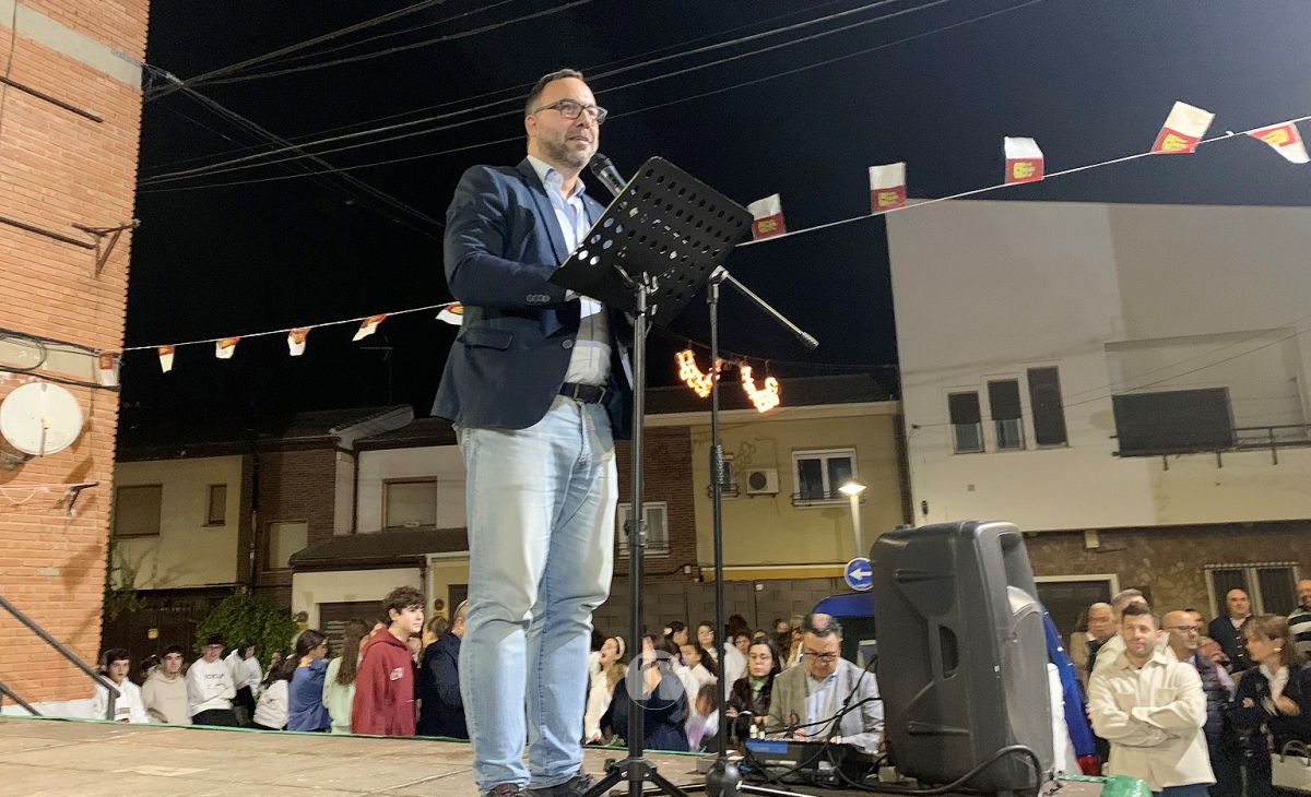 Emotivo inicio de las fiestas del Barrio del Pilar con el pregón de Pedro García Ocaña