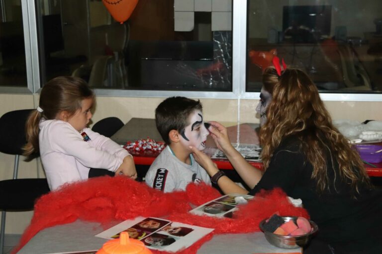 La OCU alerta: Cuidado con el maquillaje de Halloween para niños
