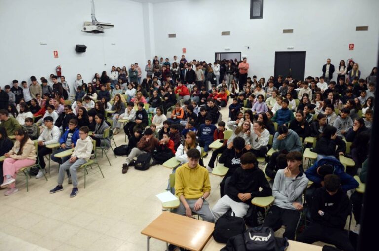 El IES Eladio Cabañero de Tomelloso rinde homenaje a Sandra Peña y se une contra el acoso escolar