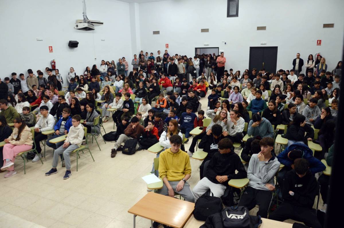 El IES Eladio Cabañero de Tomelloso rinde homenaje a Sandra Peña y se une contra el acoso escolar