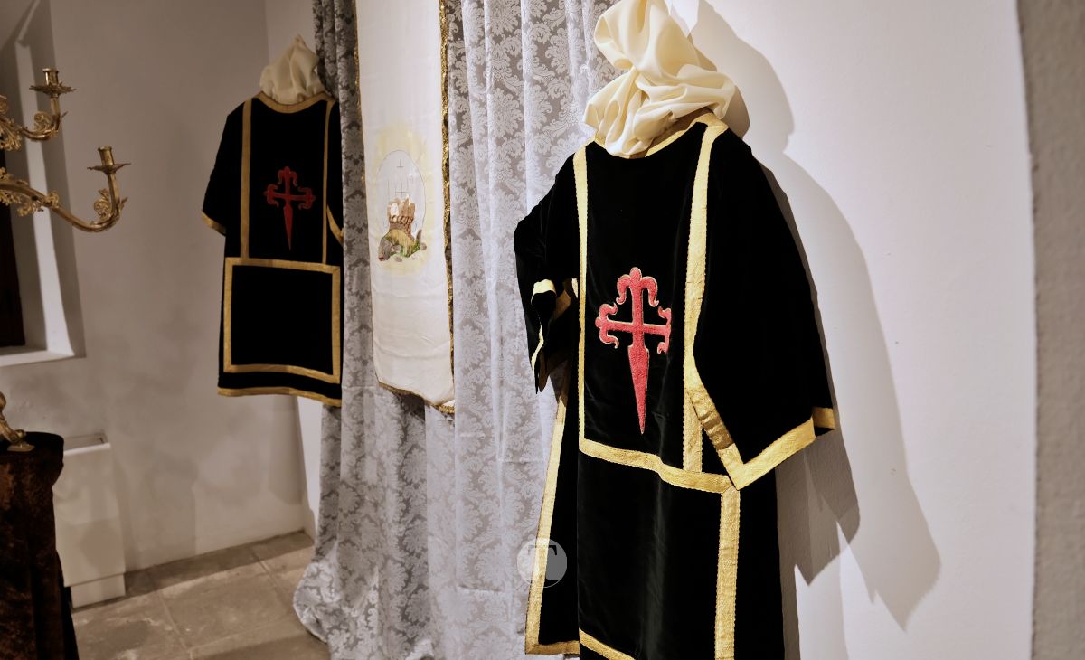 "Un legado entre bordados y plata": la Parroquia de la Asunción expone 450 años de historia en la Posada de los Portales