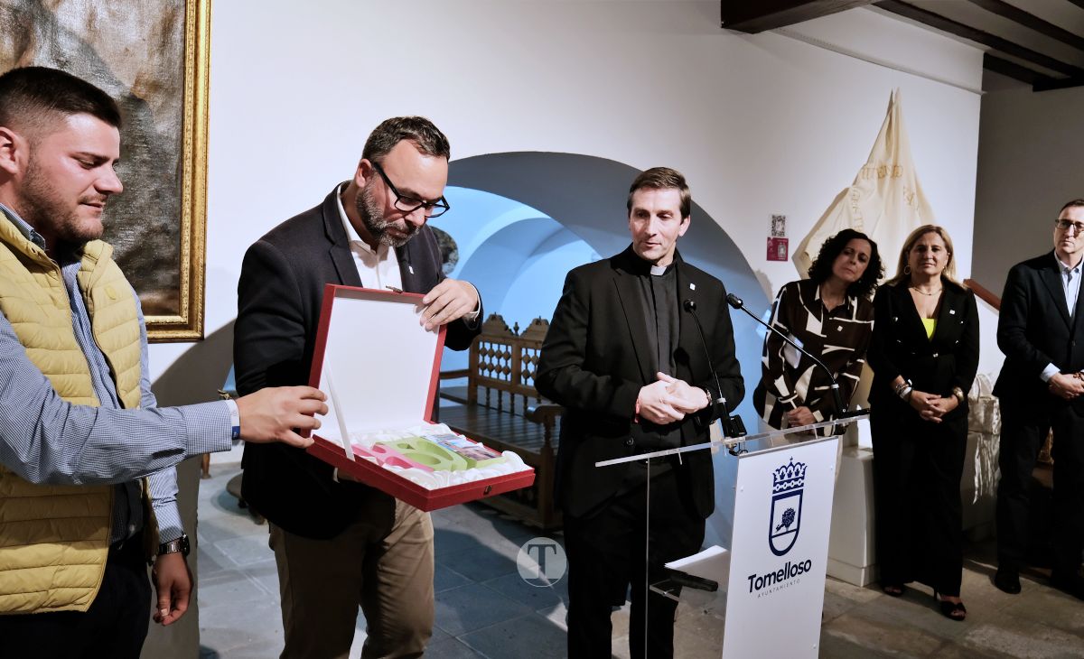 "Un legado entre bordados y plata": la Parroquia de la Asunción expone 450 años de historia en la Posada de los Portales