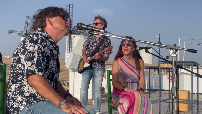 “Cura la herida”, el nuevo tema del tomellosero Andújar y Claudia Ysora grabado en los molinos de Campo de Criptana