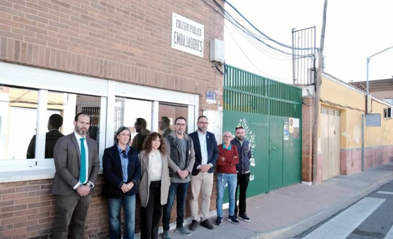 Javier Navarro anuncia la próxima adquisición de terrenos junto al CEIP Embajadores para la construcción de un comedor escolar
