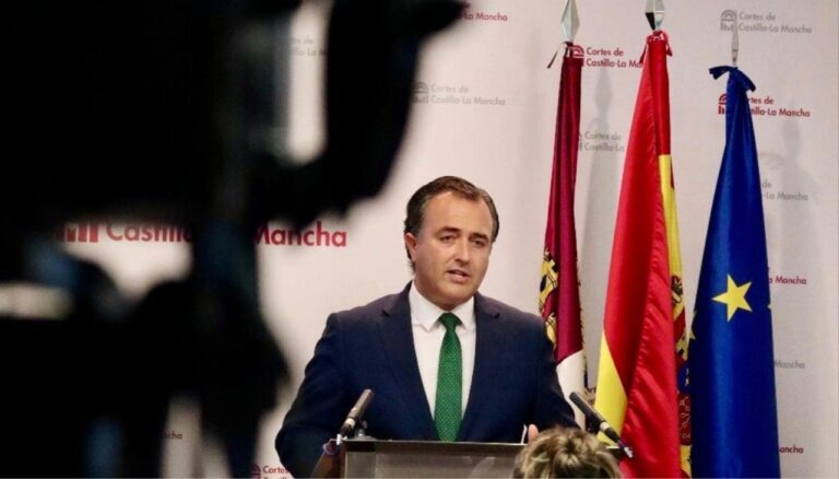 Vox describe el discurso de Page como «un mitin electoral lleno de propaganda y promesas recicladas»