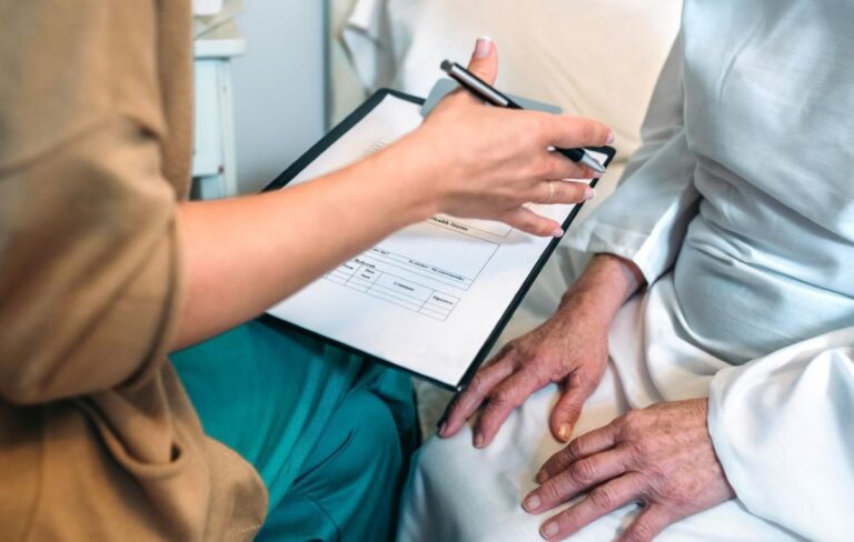Castilla-La Mancha, entre las CCAA con menor tasa de médicos por cada 100.000 habitantes