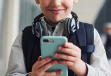 Retrasar el primer móvil mejora la salud mental en la juventud, según los expertos reunidos en Albacete