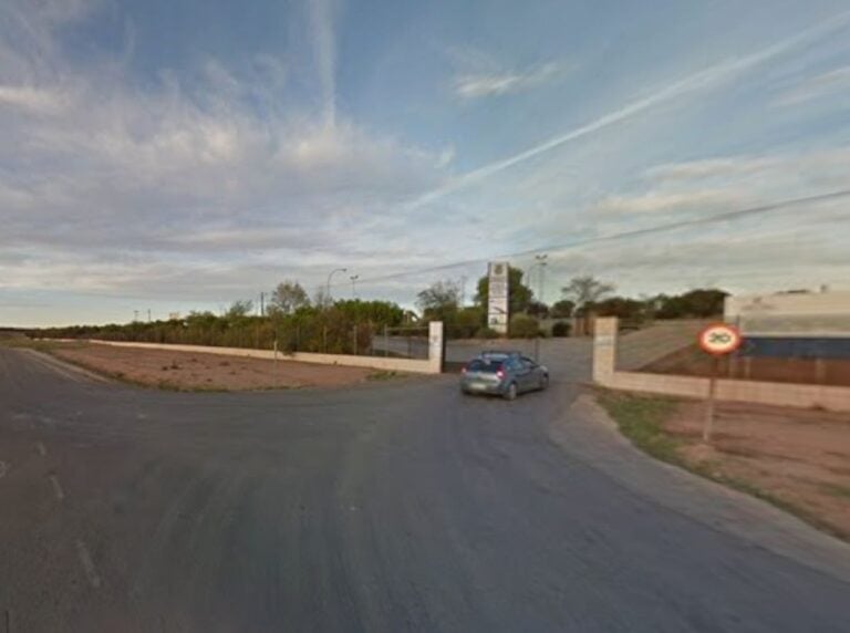 Un incendio afecta a la planta de tratamiento de residuos de Alcázar, aunque su perímetro ya está confinado