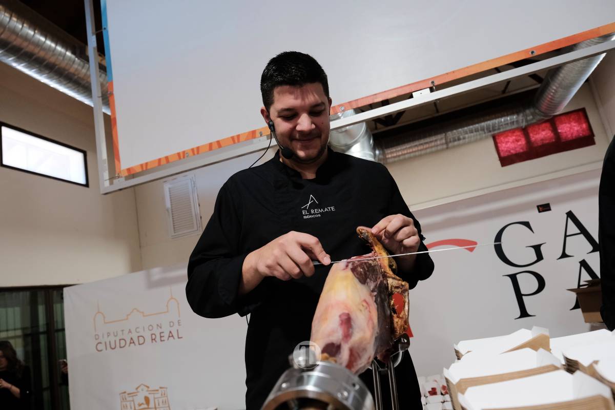 Sabor y solidaridad en la cata de jamón y vino de Tomelloso