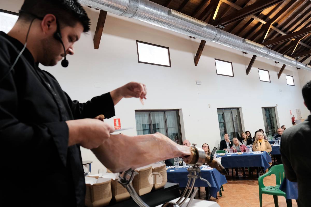 Sabor y solidaridad en la cata de jamón y vino de Tomelloso