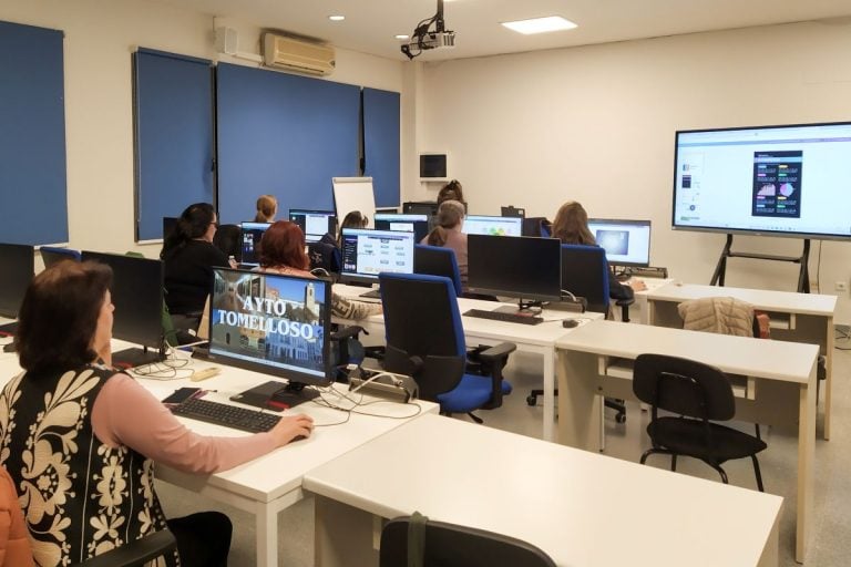 15 alumnos completan su formación en Diseño Gráfico con Canva en Tomelloso