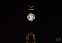 Detalle de la torre de la iglesia por la noche, al no encontrar la superluna