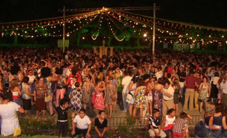 Los Canuthi llevan su guateque a Benidorm y presentan en Tomelloso su anuncio navideño “El Gafe”
