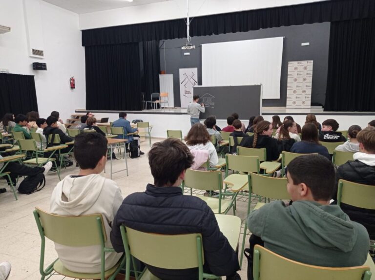 Alumnos del IES Eladio Cabañero de Tomelloso reciben charlas sobre nutrición con Francisco Martínez