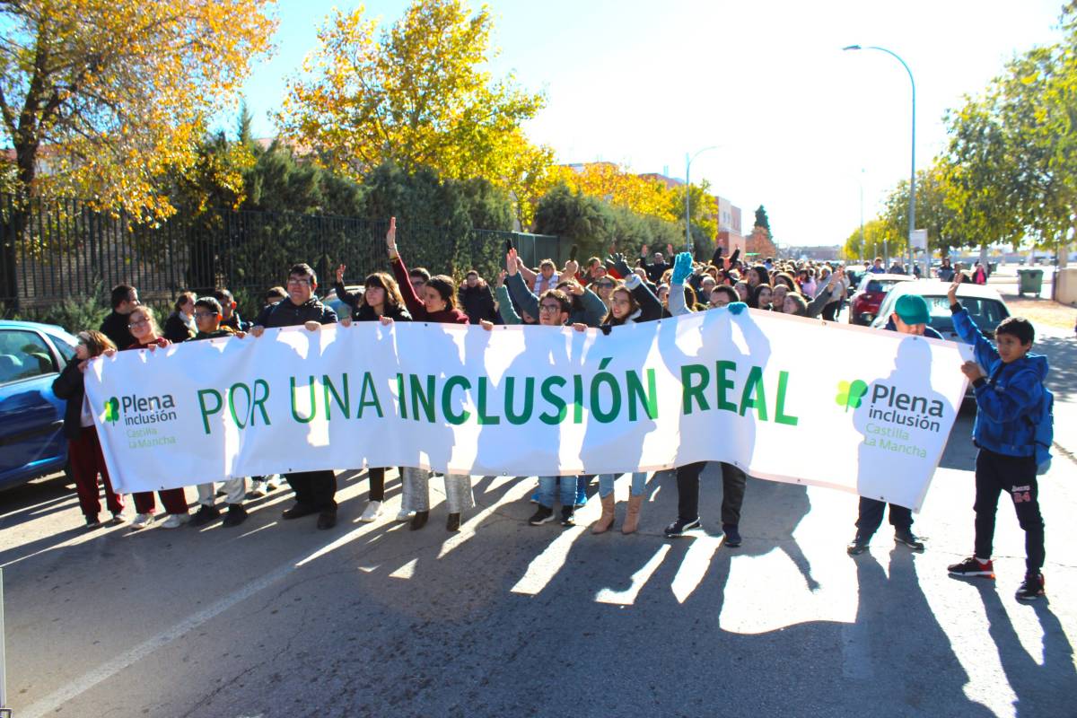 Cientos de personas llenan de inclusión las calles de Tomelloso en la II Marcha Solidaria de AFAS
