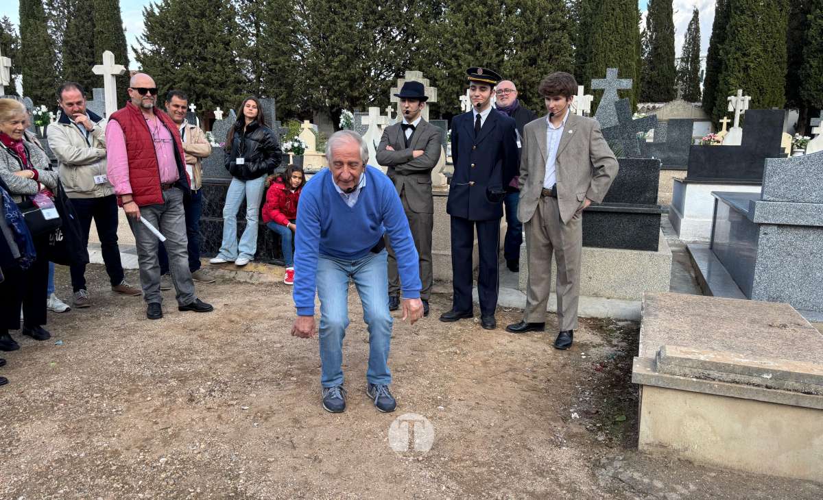 Plinio, Don Lotario y los personajes de Tomelloso toman el cementerio