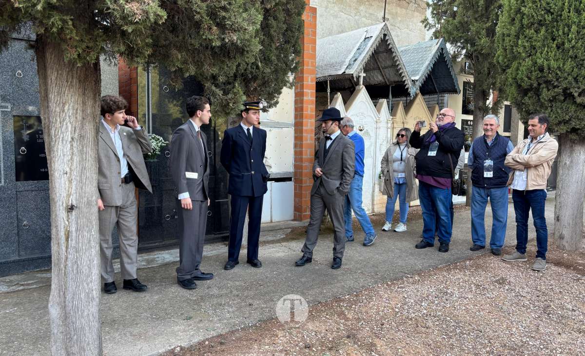 Plinio, Don Lotario y los personajes de Tomelloso toman el cementerio
