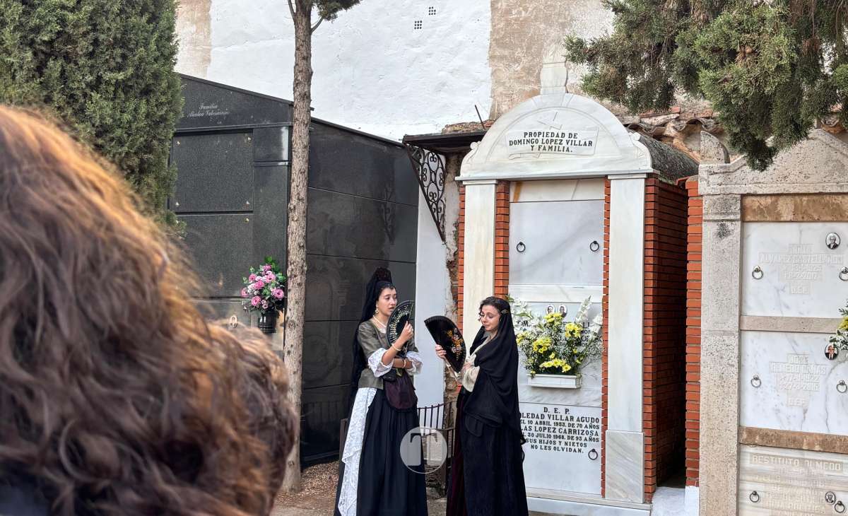 Plinio, Don Lotario y los personajes de Tomelloso toman el cementerio
