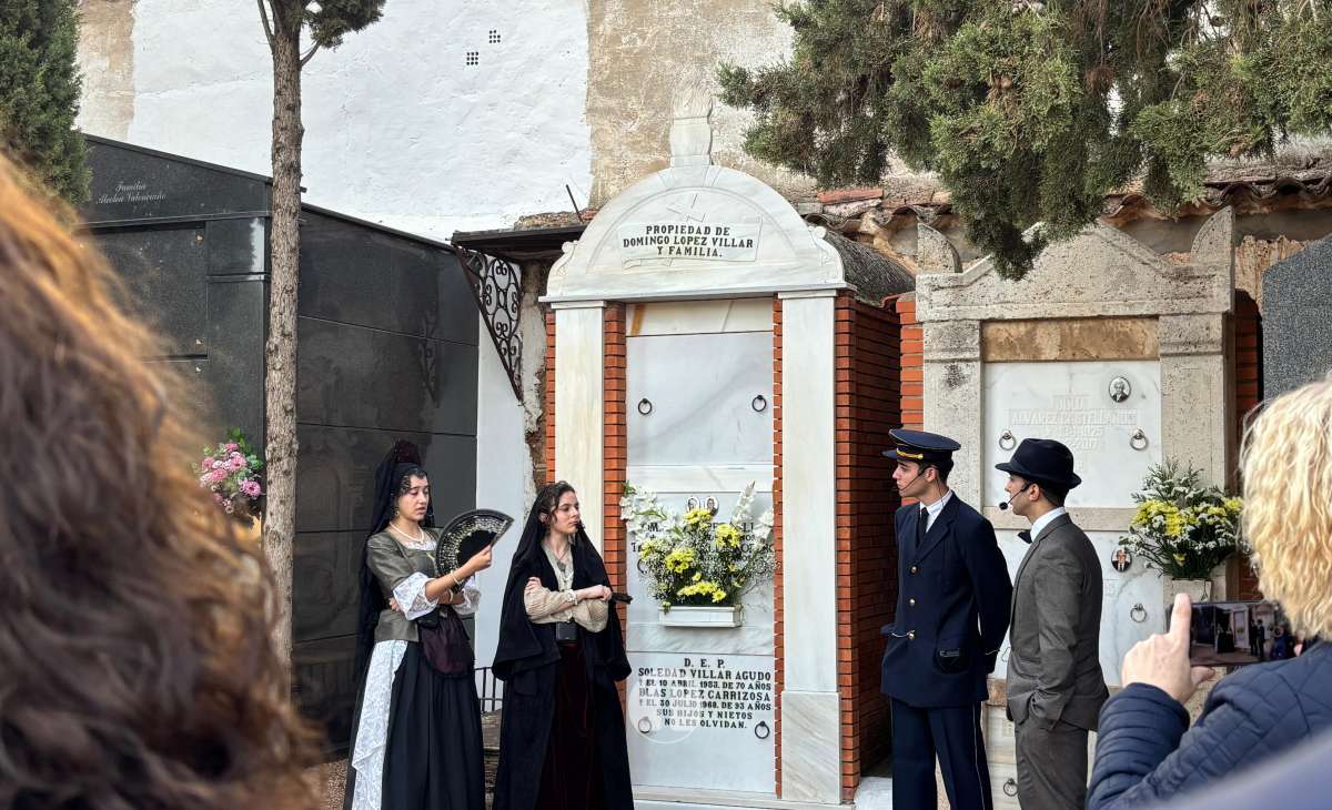 Plinio, Don Lotario y los personajes de Tomelloso toman el cementerio