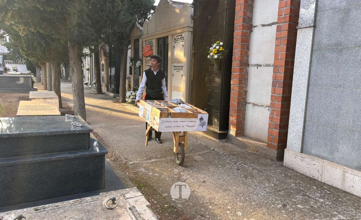 Plinio, Don Lotario y los personajes de Tomelloso toman el cementerio