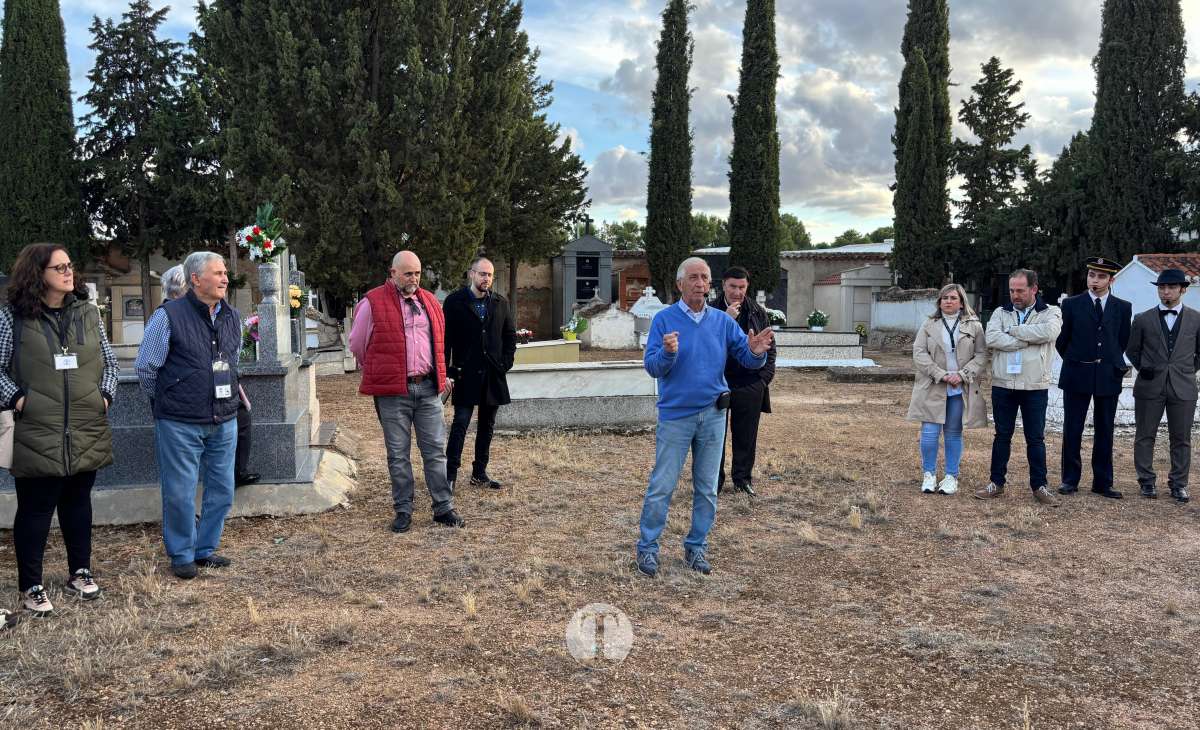 Plinio, Don Lotario y los personajes de Tomelloso toman el cementerio