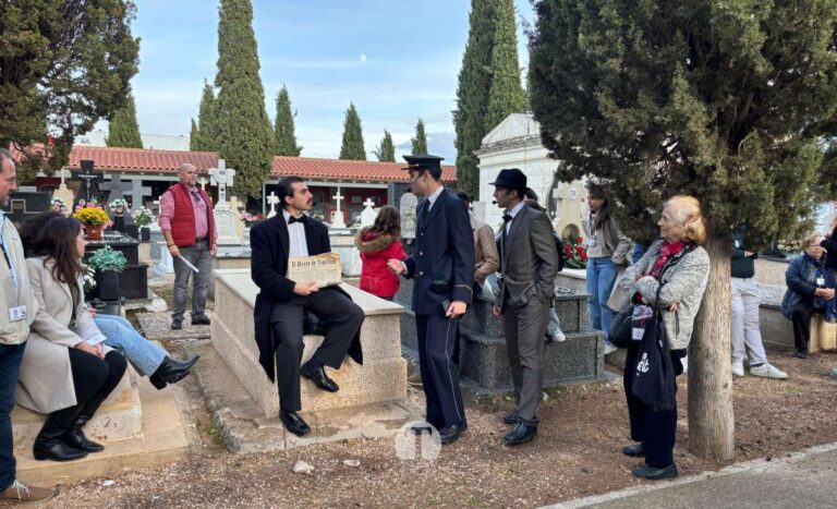 Plinio, Don Lotario y los personajes de Tomelloso toman el cementerio