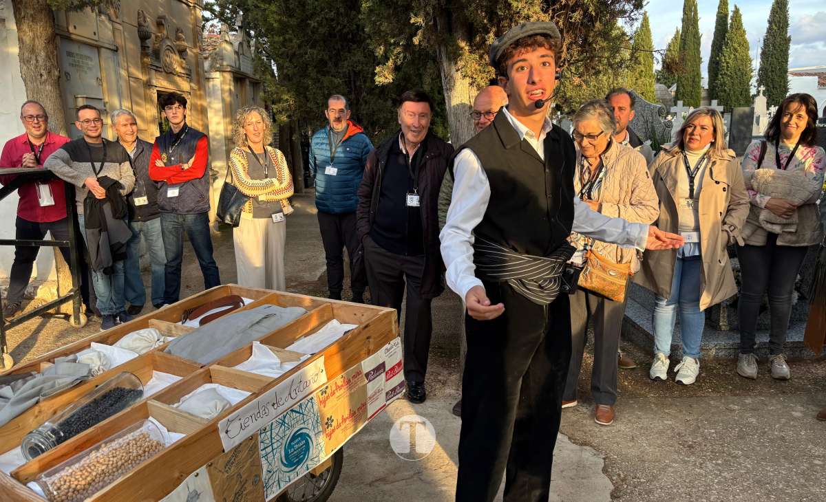 Plinio, Don Lotario y los personajes de Tomelloso toman el cementerio