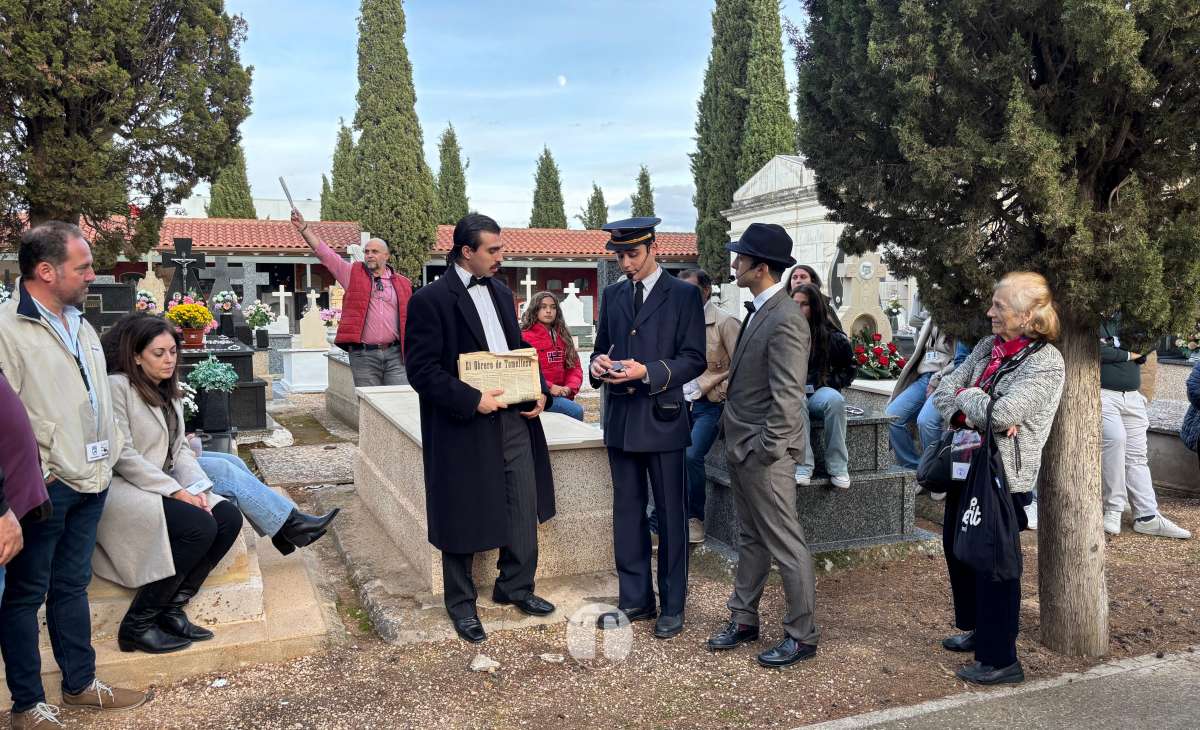 Plinio, Don Lotario y los personajes de Tomelloso toman el cementerio