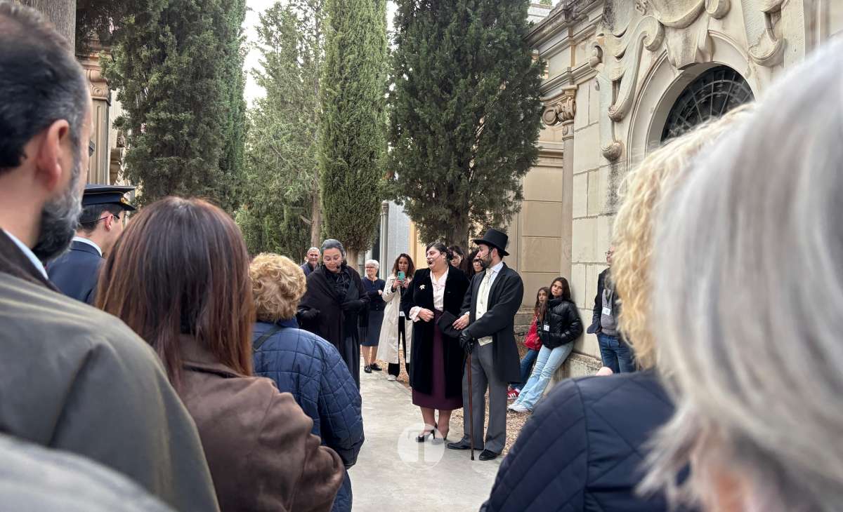 Plinio, Don Lotario y los personajes de Tomelloso toman el cementerio