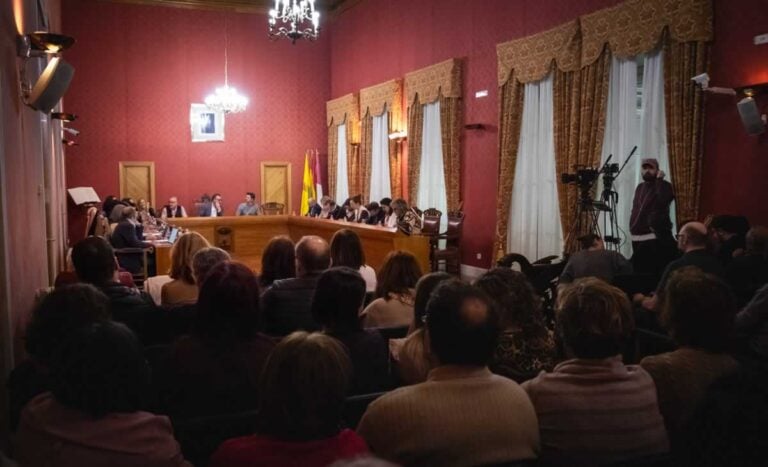 STOP Biometano exige al alcalde que rechace la planta en un pleno abarrotado: “No depende del Ayuntamiento”, responde Navarro