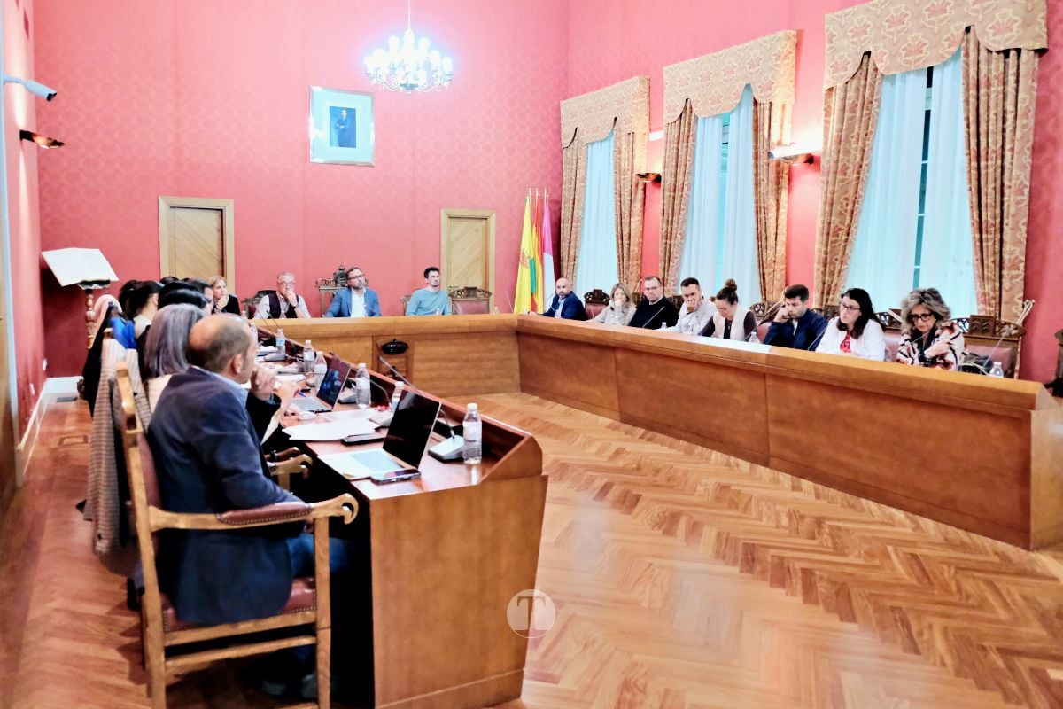 STOP Biometano exige al alcalde que rechace la planta en un pleno abarrotado: “No depende del Ayuntamiento”, responde Navarro