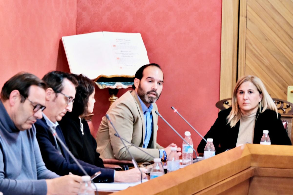 STOP Biometano exige al alcalde que rechace la planta en un pleno abarrotado: “No depende del Ayuntamiento”, responde Navarro