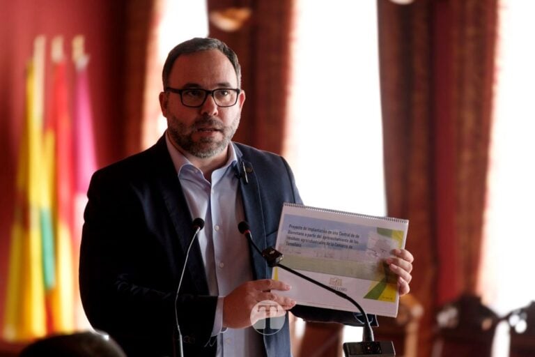 Navarro defiende la transparencia del actual proyecto de biometano y reprocha al PSOE haber impulsado uno anterior
