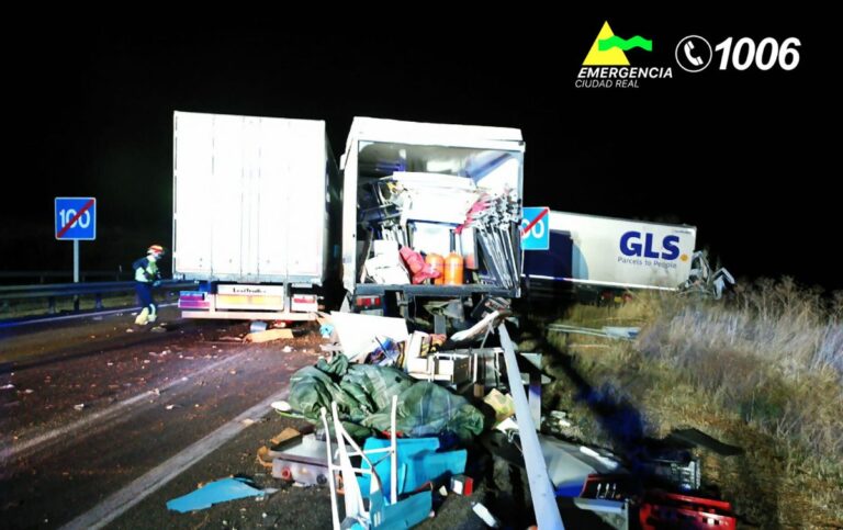 Herido el conductor de un camión tras el choque con otro en Santa Cruz de Mudela