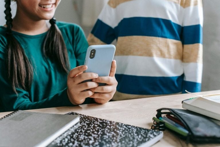 Un estudio alerta de que adolescentes sienten «presión social y digital» que les exige mostrarse «perfectos y aceptados»