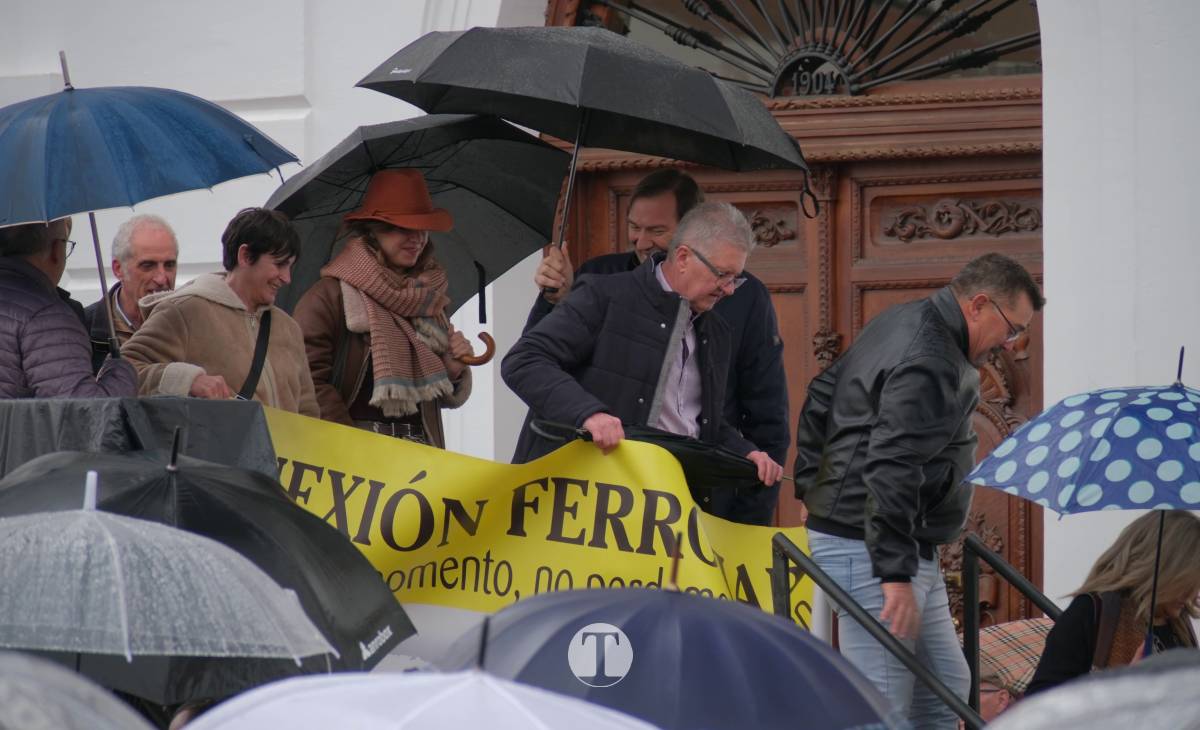 Tomelloso y Argamasilla se movilizan bajo la lluvia para exigir el tren en la comarca