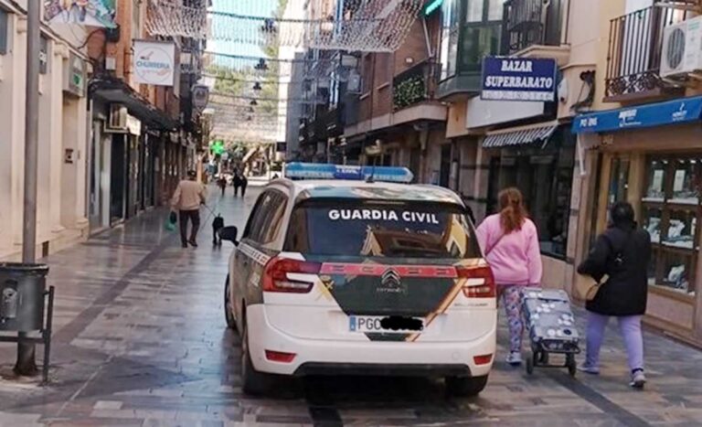 La Guardia Civil alerta sobre el método del «abrazo cariñoso», un tipo de hurto dirigido a personas mayores