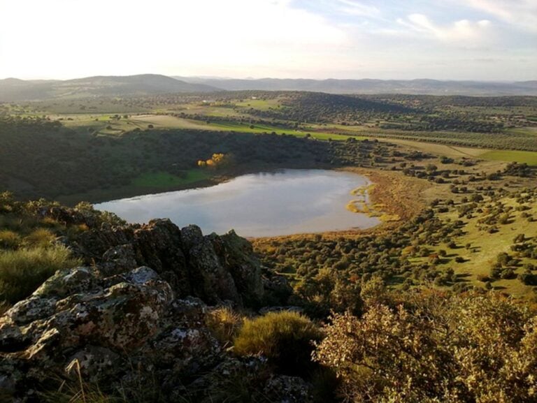 El volcán que se transformó en agua en Ciudad Real: la Laguna y Volcán de la Posadilla