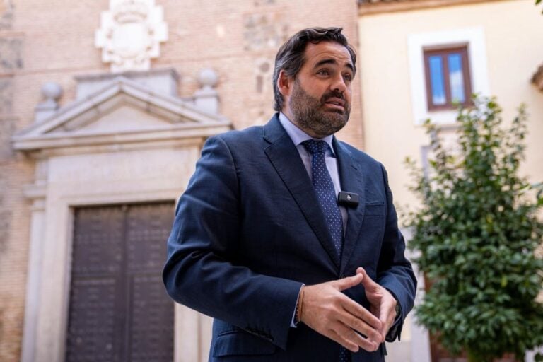 Núñez recuerda que Page tiene 8 diputados en el Congreso que «podrían hacer caer a Sánchez» y así convocar elecciones