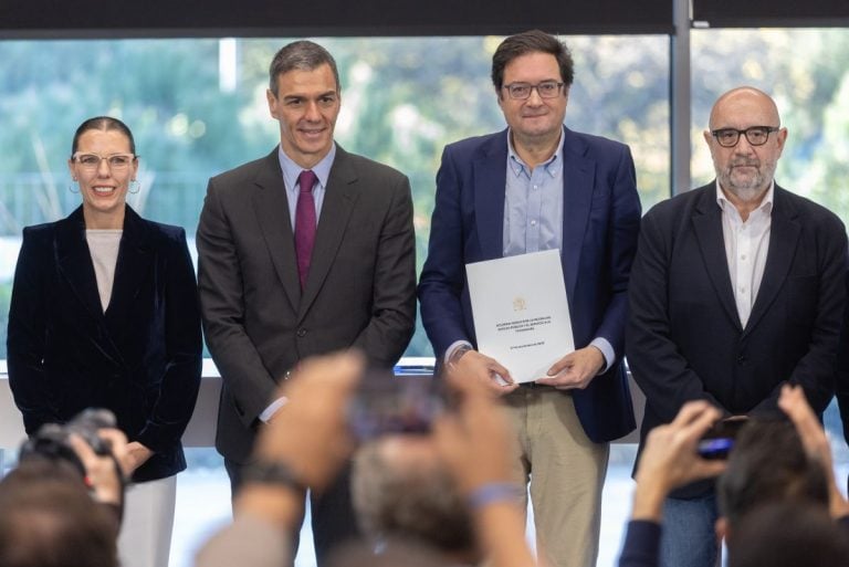 Sánchez firma con UGT y CSIF el alza salarial de los funcionarios hasta 2028
