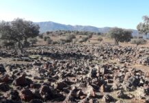 El volcán del Alhorín, un domo rojizo en Ciudad Real en un paisaje detenido en el tiempo
