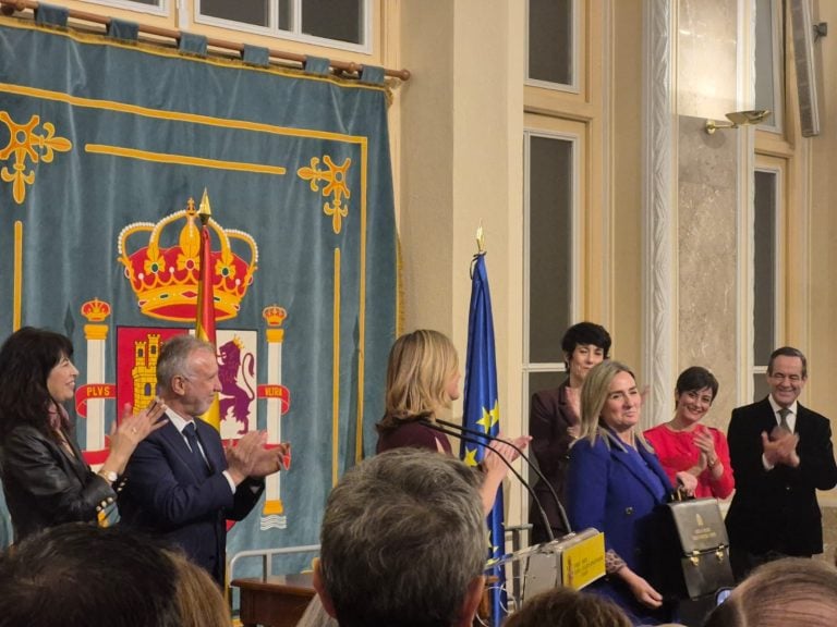 Milagros Tolón recoge la cartera de Educación y reconoce el trabajo de Alegría: «No partimos de cero»