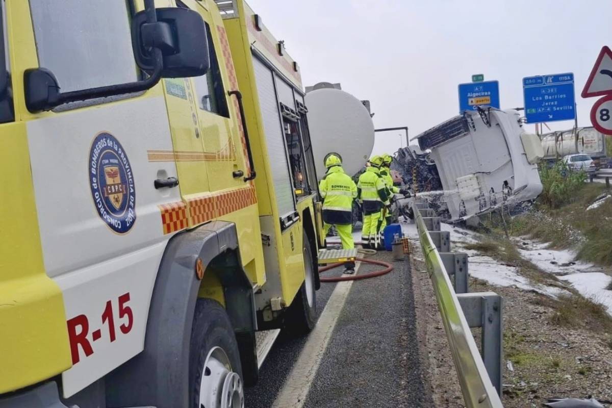 Un camión cisterna de una empresa de Tomelloso sufre un accidente en la A-7 a la altura de Los Barrios