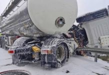 Un camión cisterna de una empresa de Tomelloso sufre un accidente en la A-7 a la altura de Los Barrios